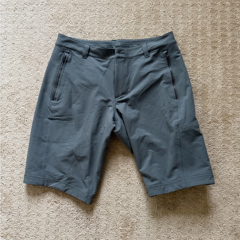 Pearl Izumi Gray Flat Front Shorts Athletic Design